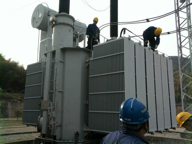 作業(yè)人員安全保護(hù)繩系在安全水平保護(hù)繩上，確保在變壓器本體上移動(dòng)始終不會(huì)失去保護(hù)。